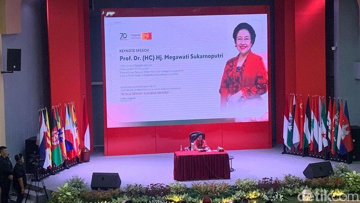 Megawati Menangis, Ajak Dunia Berpusat pada Manusia di Blitar