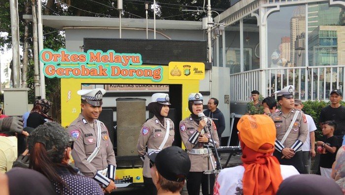 Polwan Polda Metro Jaya Ciptakan Edukasi Tertib Lalin yang Menyenangkan Bersama Warga di CFD