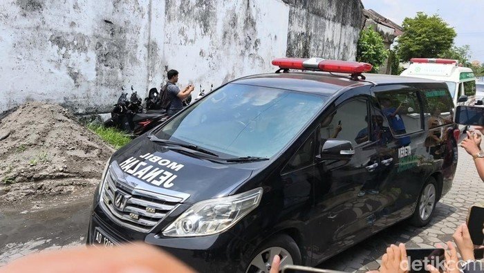 **Ambulans Toyota Alphard Dukung Pelayanan Akhir Raja Solo Paku Buwana XIII**