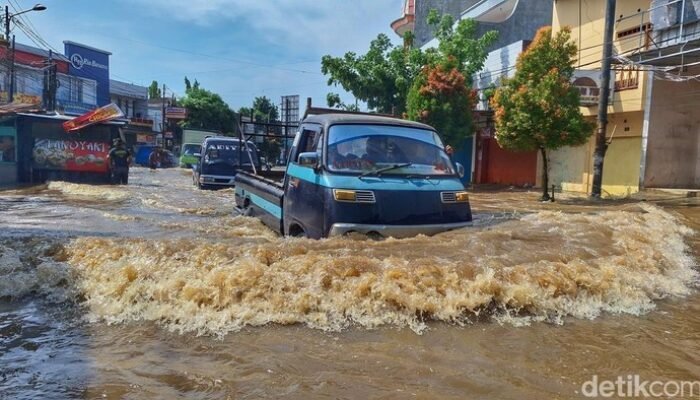 Banjir Bandung Terbarung, Ratusan Warga Limpahkan Duka