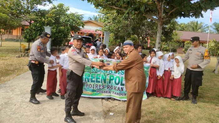 Polisi Rohul Gerakkan Green Policing, Tanam 21 Pohon di Sekolah!