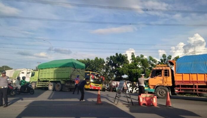 “Gubernur Andra Soni Cabut KIR-STNK Truk Tambang, Ancaman untuk Disiplin Operasi”