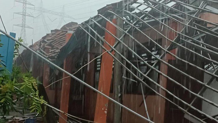 5 Siswa SMKN 1 Gunung Putri Tetap Dirawat di RS Setelah Atap Ambruk Saat Hujan