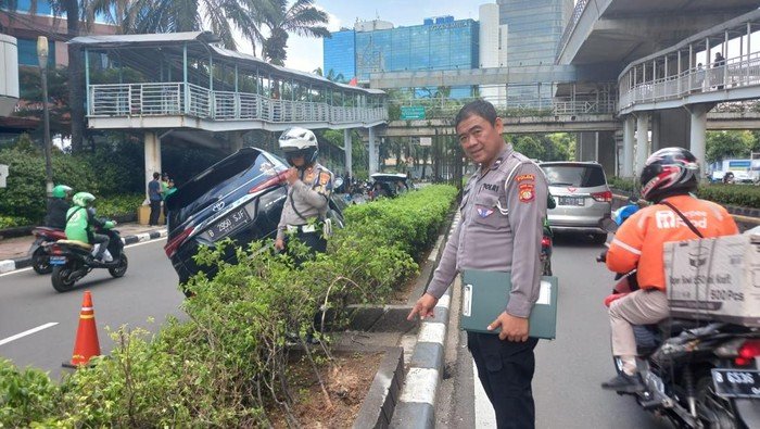 Fortuner di Jl Rasuna Said Jaksel, Tabrak Innova saat Pindah Jalur!