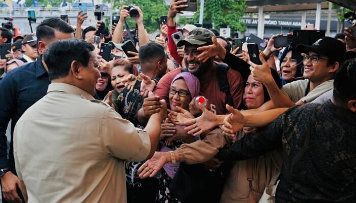 **Momen Prabowo Sapa Warga-Ojol: Solidaritas Tanah Abang Setelah Revitalisasi Stasiun**