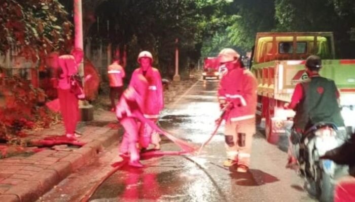“Tumpahan Oli di Kelapa Gading: Pemotor Berjatuhan, Damkar Hadir di Tengah Kecelakaan”