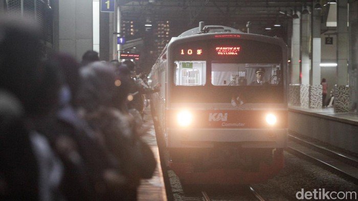 Komisi V DPR Yakin Tambahan 30 Rangkaian KRL Perpendek Headway, Langkah Nyata Menuju Perbaikan Transportasi!