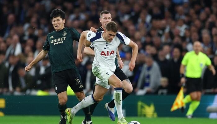 **Micky van de Ven Cosplay Messi, Tottenham Hotspur Rebut Kemenangan Telak 4-0 atas Copenhagen!**