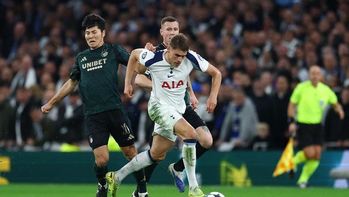 **Micky van de Ven Cosplay Messi, Tottenham Hotspur Rebut Kemenangan Telak 4-0 atas Copenhagen!**