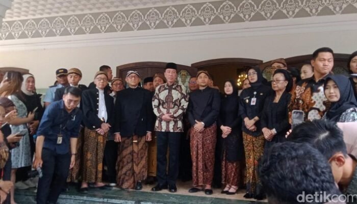 Jokowi Berikan Penghormatan Tinggi, Lepas Jenazah Pakubuwono XIII dari Solo ke Imogiri