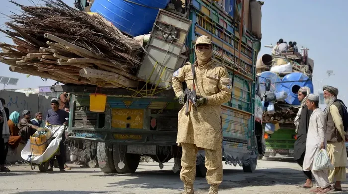 **Terjepit Setelah Bentrokan, Warga Afghanistan di Pakistan Menderita**