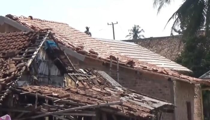 “142 Rumah dan Fasilitas Umum di Lampung Rusak: Bencana Puting Beliung Menerjang”