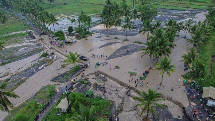 Tanggul Sungai Regoyo di Lumajang Jebol Akibat Banjir Lahar Gunung Semeru - Update 1