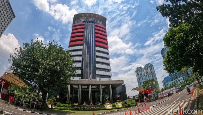 **KPK Geledah Rumah Dinas Gubernur Riau, Abdul Wahid Tersangka Pemerasan dan Gratifikasi**