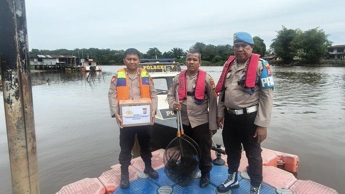 Polsek SKP Pekanbaru Sapa Warga Lewat 'Jalur', Bagi-bagi Sembako ke Nelayan: Solidaritas yang Membuat Berita Hangat!