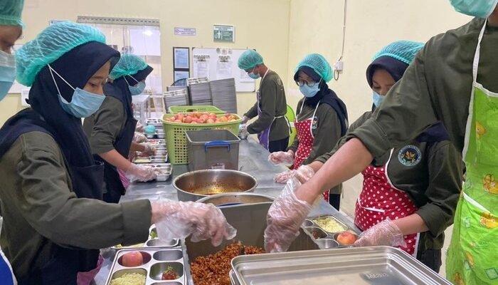 SPPG Polres Tala Saatkan Ayam ‘Bom’, Jadi Idola Siswa