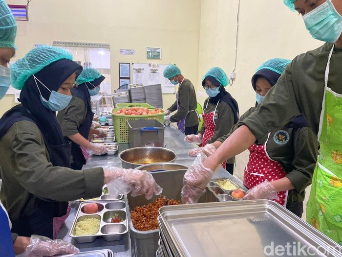 SPPG Polres Tala Saatkan Ayam 'Bom', Jadi Idola Siswa