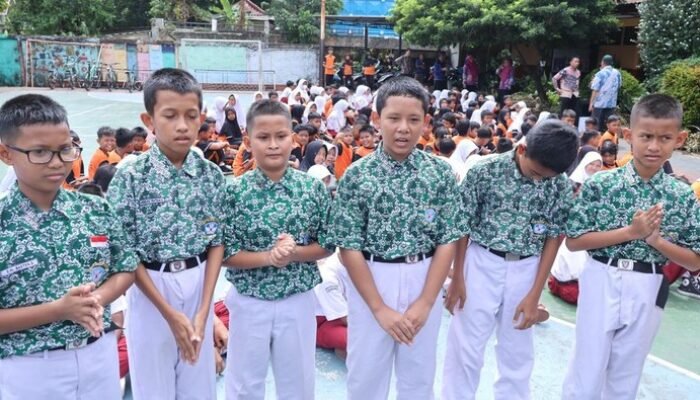 **6 Bocah SD Berikan Teladan Jujur dengan Serahkan HP Temuan, Dapat Pujian dari Kapolda**