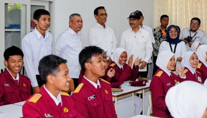 “Mensos Ajak Menhub-Sultan HB X Tinjau Aktivitas Siswa SRMA 20 Sleman: Lihat Reaksi Mengejutkan!”