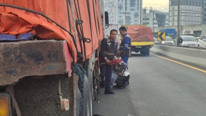 Truk Mogok di Tol Lebak Bulus Arah Fatmawati, Lalin Macet Molor