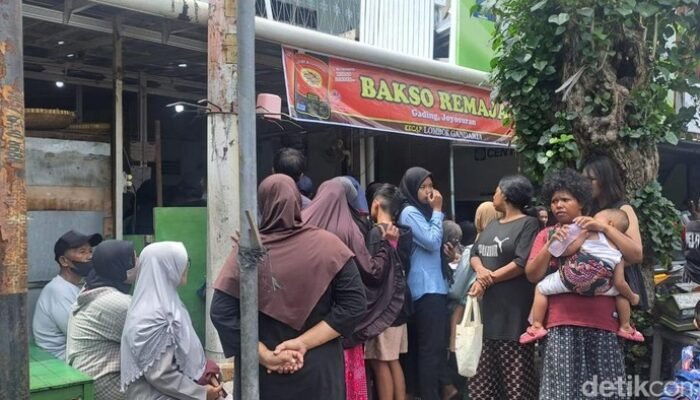 “Warung Bakso di Solo Buka Lagi, Lab Pastikan Tak Ada Babi! Ratusan Porsi Gratis bagi Warga”