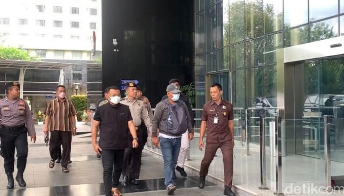 Bupati Ponorogo dkk Tiba di Gedung KPK Usai Kena OTT: Operasi yang Guncangkan Politik Jatim