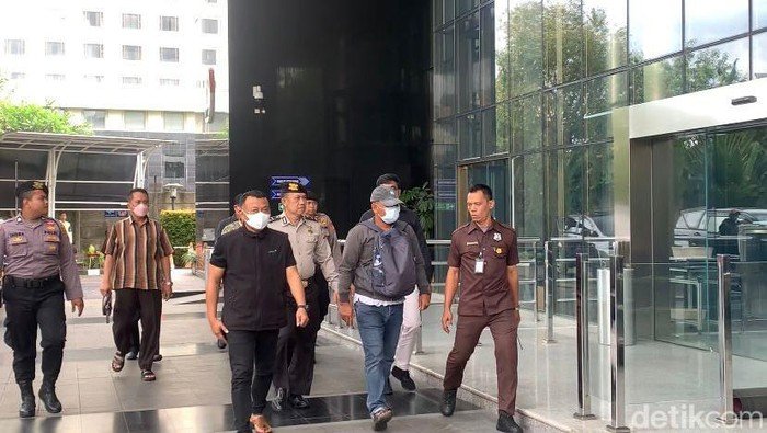 Bupati Ponorogo dkk Tiba di Gedung KPK Usai Kena OTT: Operasi yang Guncangkan Politik Jatim