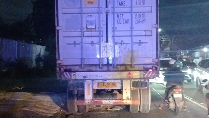 Tragedi Mengerikan: Bocah 3 Tahun Tewas Terlindas Truk di Tangsel, Petaka Nyeberang Jalan Tanpa Pengawasan