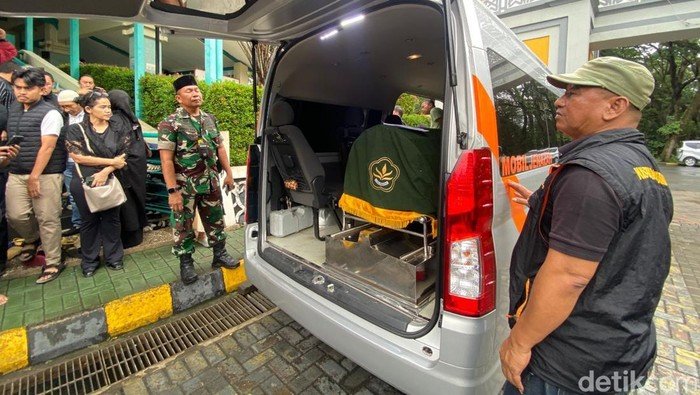 **Jenazah Antasari Azhar Diberangkatkan ke San Diego Hills dalam Perjalanan Terakhir**