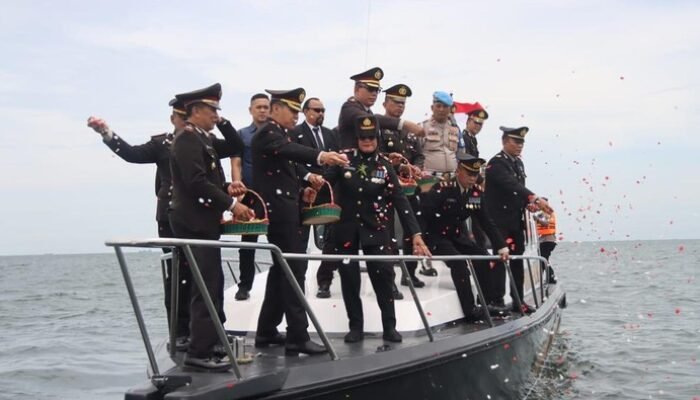 Dengan Bunga di Laut, Polres Seribu Peringati Hari Pahlawan