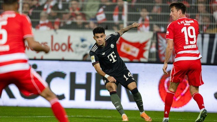 **Luis Diaz Dapat Kritik dari Matthäus, Namun Cetak Gol Memukau di Bundesliga!**