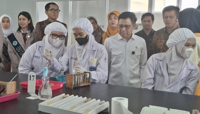 Cak Imin Tinjau Sekolah Kimia Bogor, Tindak Lanjut Program SMK Go Global: Masa Depan Generasi di Tangan Siapa?