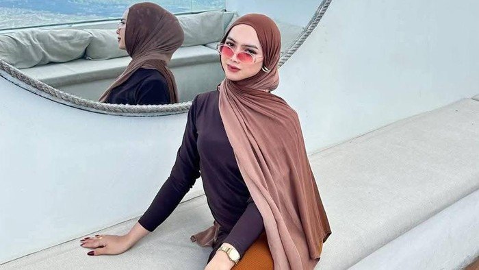 MUA Dea Lipa Akui Identitas Pria, Klaim Akan Berhenti Pakai Hijab