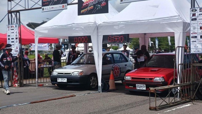 Toyota Starlet Menolak Tua, Geber Drag di Bandara!