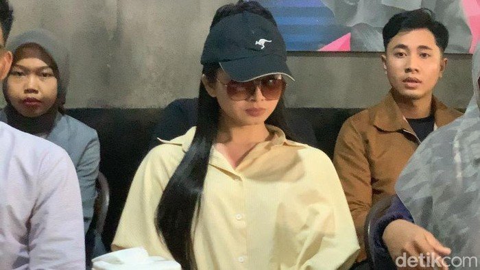 MUA Dea Lipa Terungkap sebagai Pria Bernama Deni, Keluarga Minta Maaf