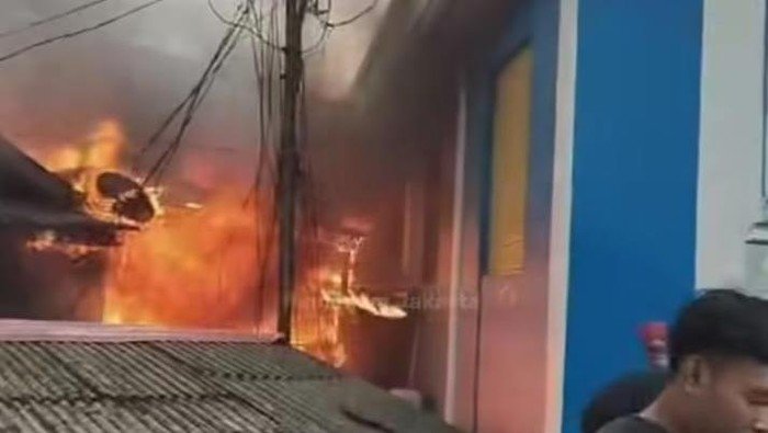 Rumah Terbakar di Jatipulo Jakbar, Api Berhasil Dipadamkan - Update 1