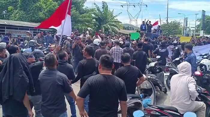 Warga Serang Blokir Jalan, Protes Truk Tambang Langgar Jam Operasional