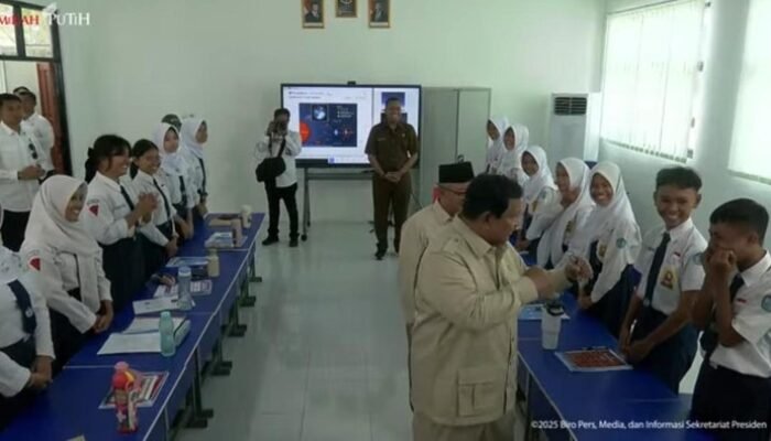**Momen Lucu Prabowo Tantang Siswa SMPN 4 Kota Bekasi Boxing: Presiden Ikut Beraksi di Kelas!**