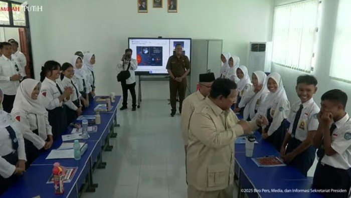**Momen Lucu Prabowo Tantang Siswa SMPN 4 Kota Bekasi Boxing: Presiden Ikut Beraksi di Kelas!**