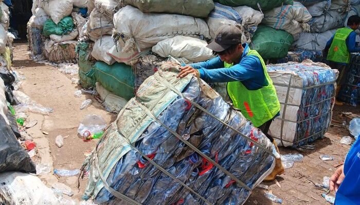 **Cara Pemulung di Tangsel Menyapu Rp 1,2 Miliar Tiap Bulan: Bisnis Daur Ulang yang Mengagumkan**