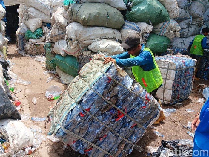 **Cara Pemulung di Tangsel Menyapu Rp 1,2 Miliar Tiap Bulan: Bisnis Daur Ulang yang Mengagumkan**