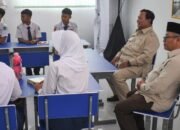 Prabowo Bersama Siswa, Luncurkan Smartboard di Sekolah Bekasi