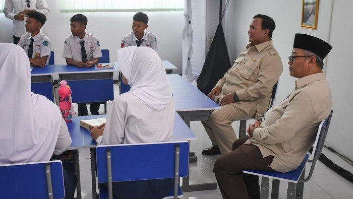 Prabowo Bersama Siswa, Luncurkan Smartboard di Sekolah Bekasi