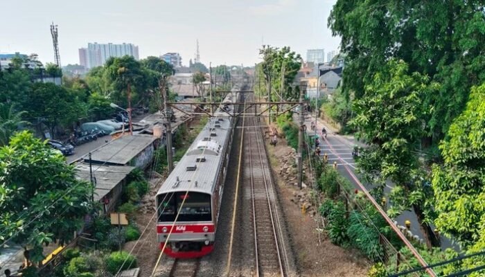 “Gangguan di Stasiun Depok: KRL ke Jakarta dan Bogor Terhenti Bergantian!”