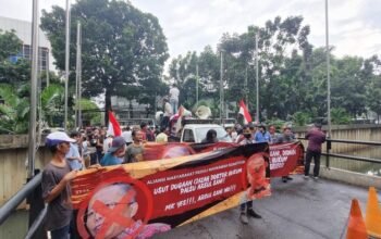 **Massa Demo di MK Minta Asrul Sani Dipecat karena Ijazah Palsu: Aksi Menuntut Transparansi**