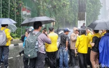 Hujan tak Menahan Demo Mahasiswa, Tolak Pengesahan RKUHAP di DPR!