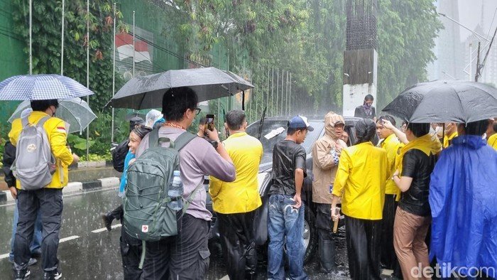 Hujan tak Menahan Demo Mahasiswa, Tolak Pengesahan RKUHAP di DPR!