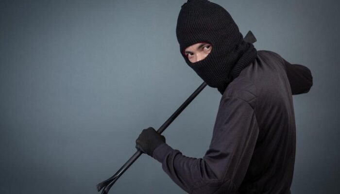 **Maling Bumper Mobil di Depok, Pelaku Tetangga Korban Diamuk Massa**