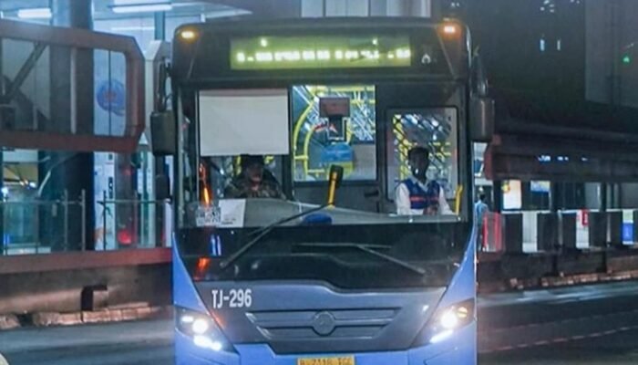 Genangan Hujan Sore Ini Menyebabkan Beberapa Rute TransJakarta Terdampak