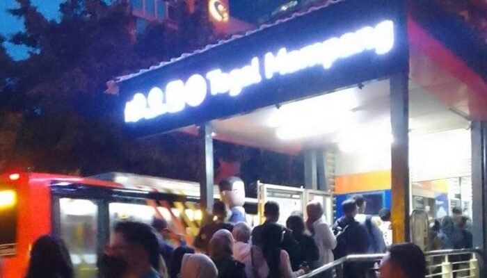 Antrean Penumpang TransJ di Halte Tegal Mampang Mengular Panjang Sore Ini, Menjadi Sorotan Publik